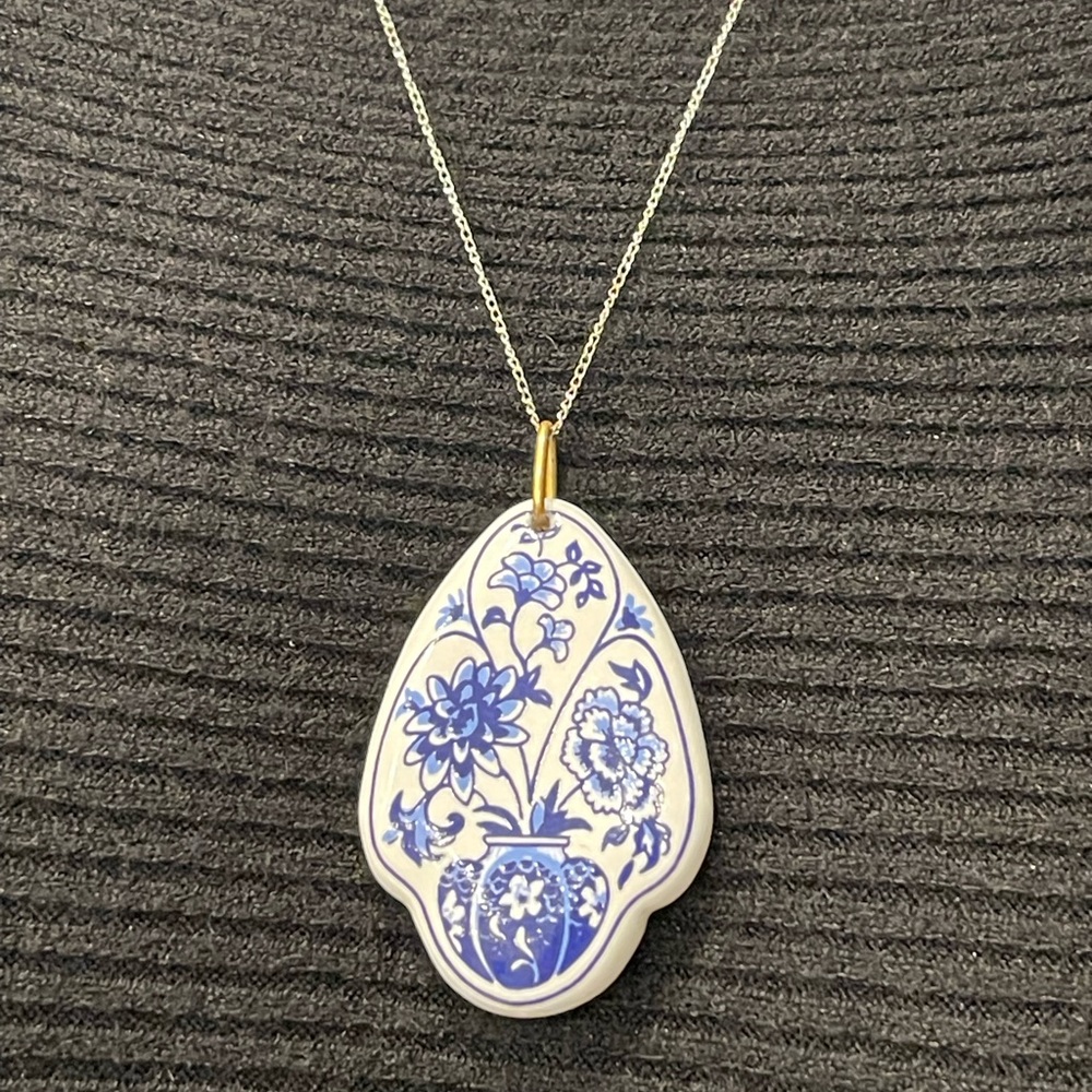 Vintage Italy Porcelain Art Delft 2sided Pendant Necklace Floral Lotus BlueWhite
